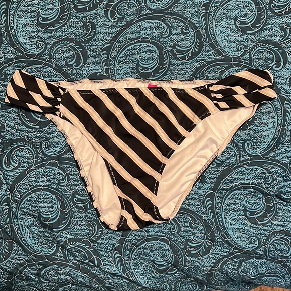 Victoria’s Secret Swim Bundle Medium - Picture 2 of 9